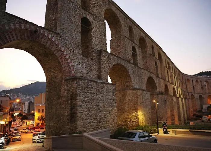 Under The Aqueduct Boutique House *
